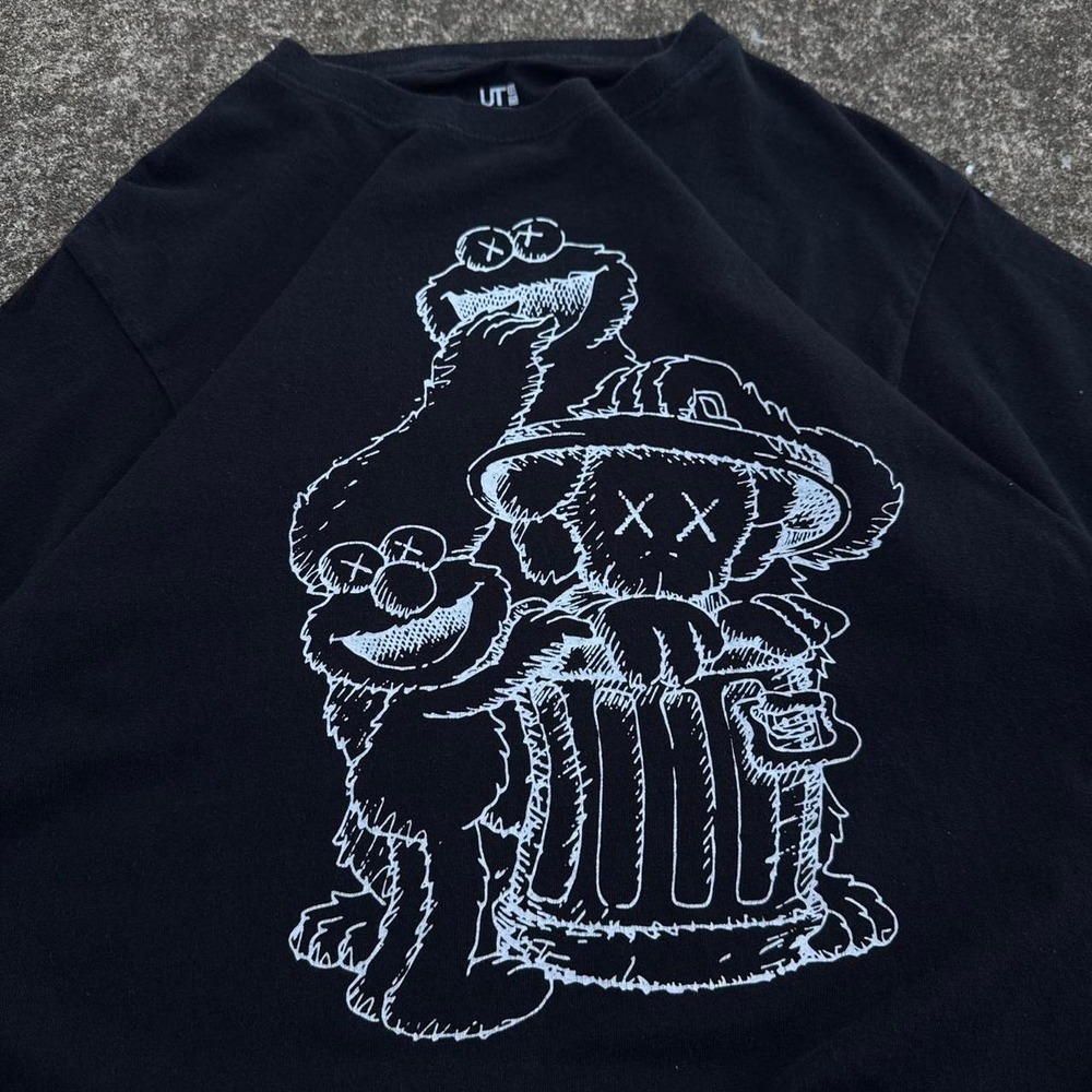 Vintage Y2K Uniqlo KAWS Sesame Street Graphic Tee Black Size M (g3 ssku)